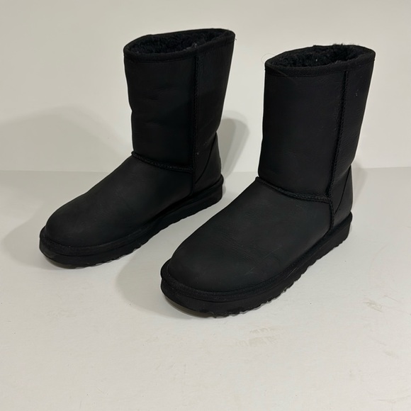 UGG OLIED LEATHER BOOT - Picture 1 of 3